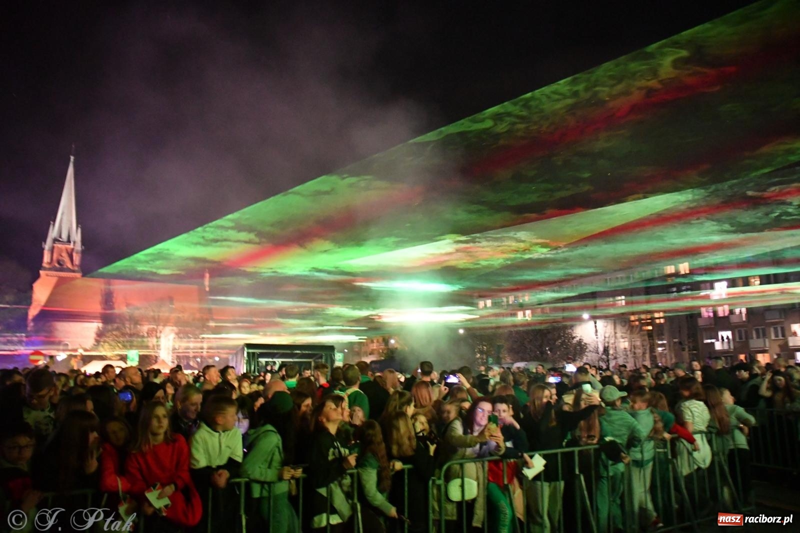 Zdjęcie w galerii na portalu naszraciborz.pl: Piątkowe laserowe show na pl. Długosza wiadomości z regionu