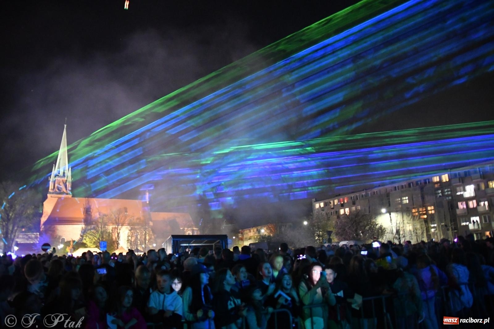 Zdjęcie w galerii na portalu naszraciborz.pl: Piątkowe laserowe show na pl. Długosza wiadomości z regionu