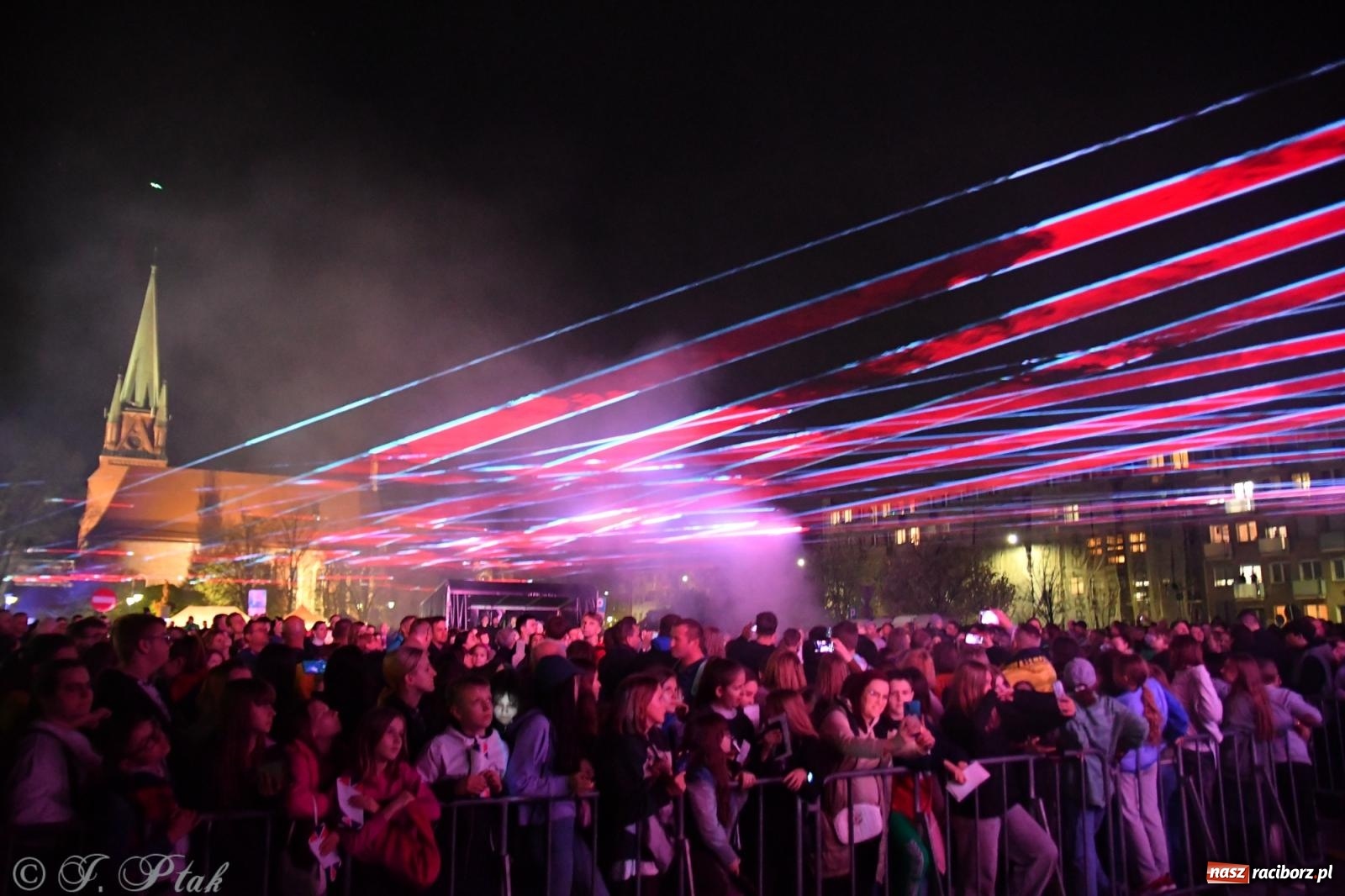 Zdjęcie w galerii na portalu naszraciborz.pl: Piątkowe laserowe show na pl. Długosza wiadomości z regionu