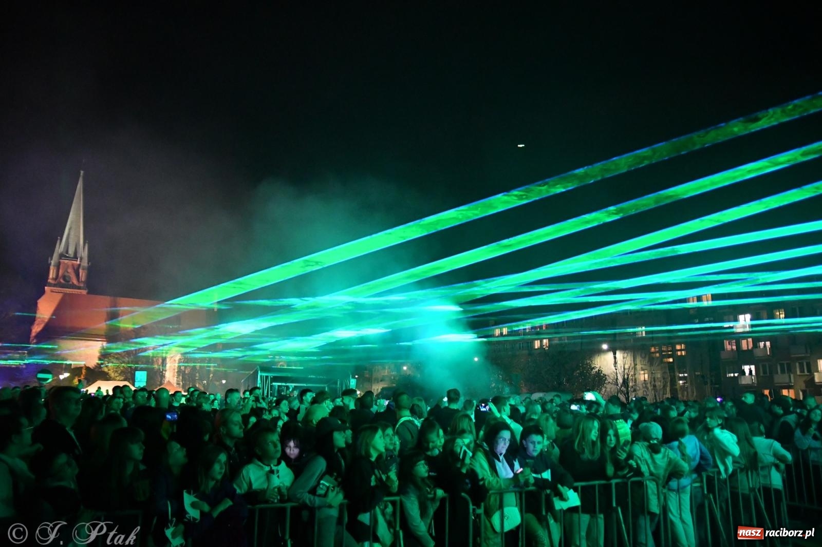 Zdjęcie w galerii na portalu naszraciborz.pl: Piątkowe laserowe show na pl. Długosza wiadomości z regionu