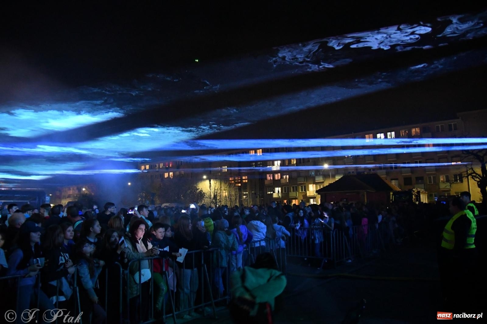 Zdjęcie w galerii na portalu naszraciborz.pl: Piątkowe laserowe show na pl. Długosza wiadomości z regionu