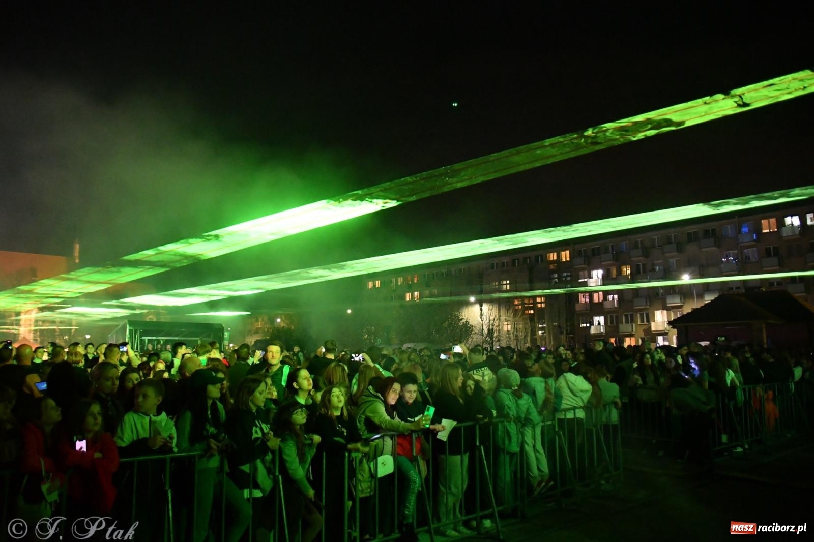 Zdjęcie w galerii na portalu naszraciborz.pl: Piątkowe laserowe show na pl. Długosza wiadomości z regionu