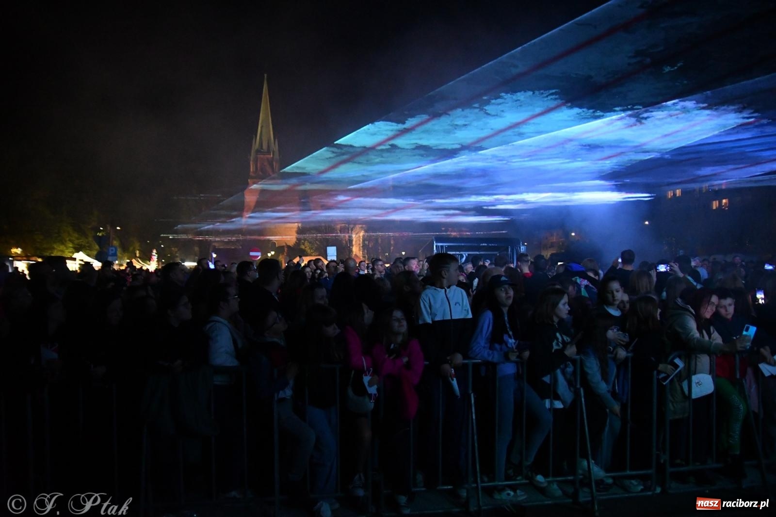 Zdjęcie w galerii na portalu naszraciborz.pl: Piątkowe laserowe show na pl. Długosza wiadomości z regionu