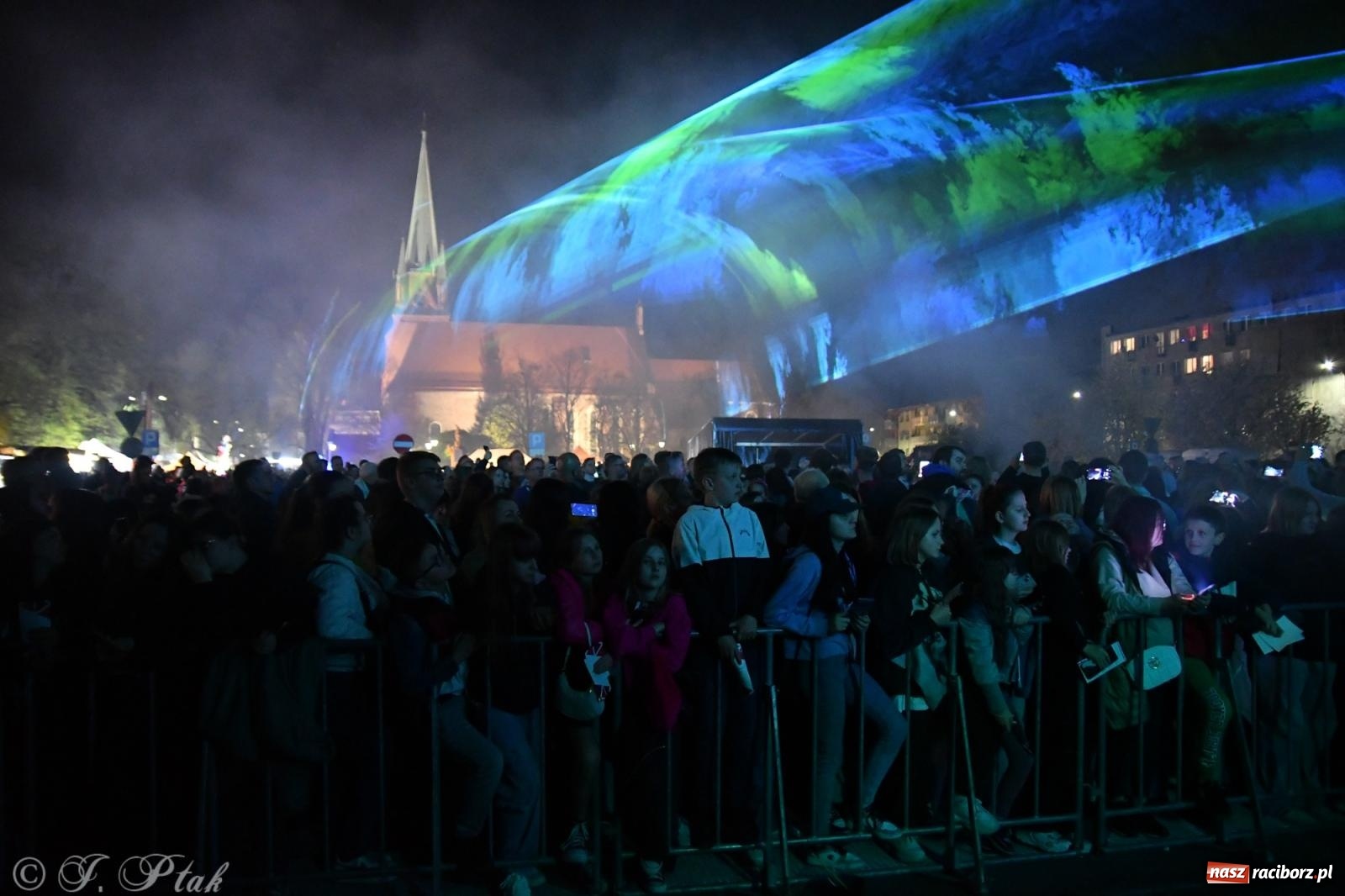 Zdjęcie w galerii na portalu naszraciborz.pl: Piątkowe laserowe show na pl. Długosza wiadomości z regionu