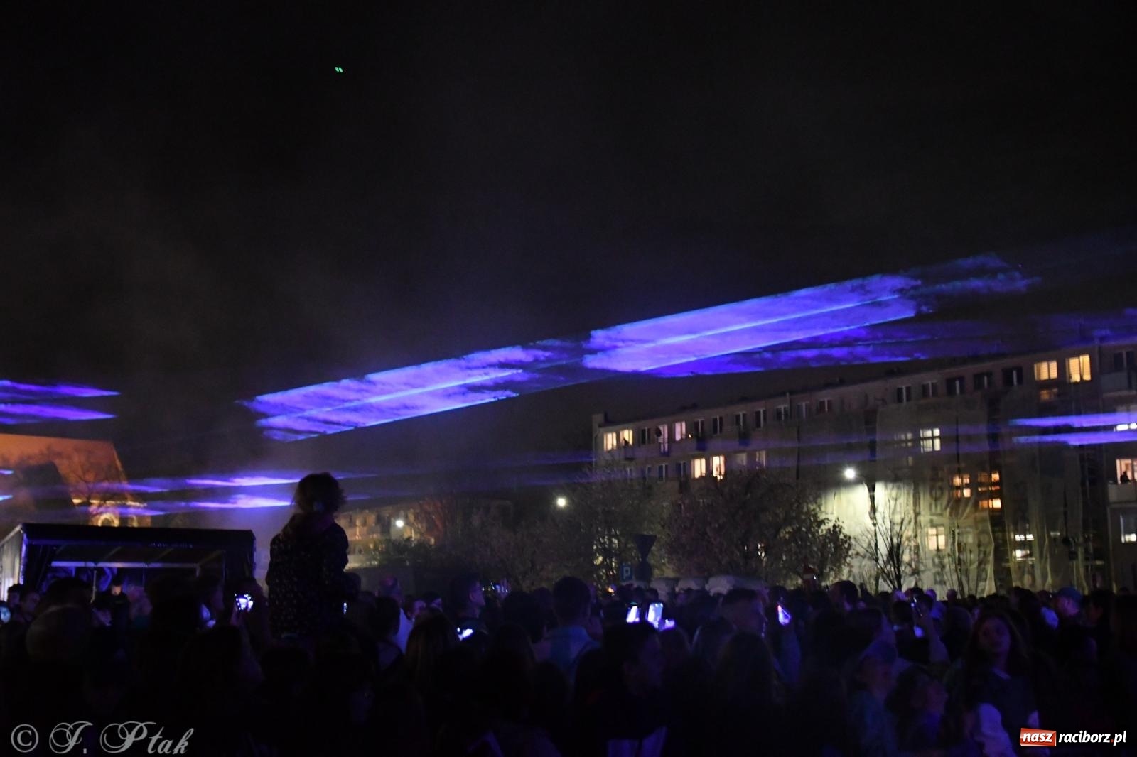 Zdjęcie w galerii na portalu naszraciborz.pl: Piątkowe laserowe show na pl. Długosza wiadomości z regionu