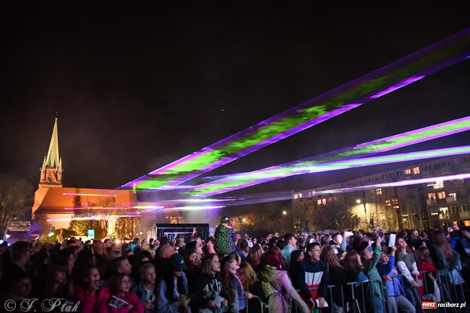 Zdjęcie w galerii na portalu naszraciborz.pl: Piątkowe laserowe show na pl. Długosza wiadomości z regionu