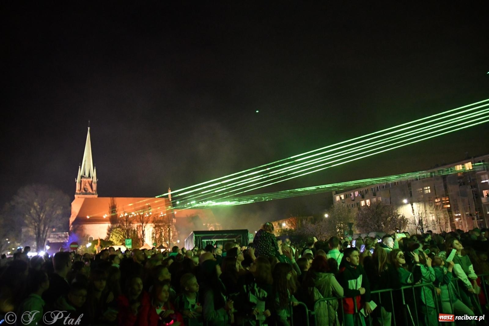 Zdjęcie w galerii na portalu naszraciborz.pl: Piątkowe laserowe show na pl. Długosza wiadomości z regionu