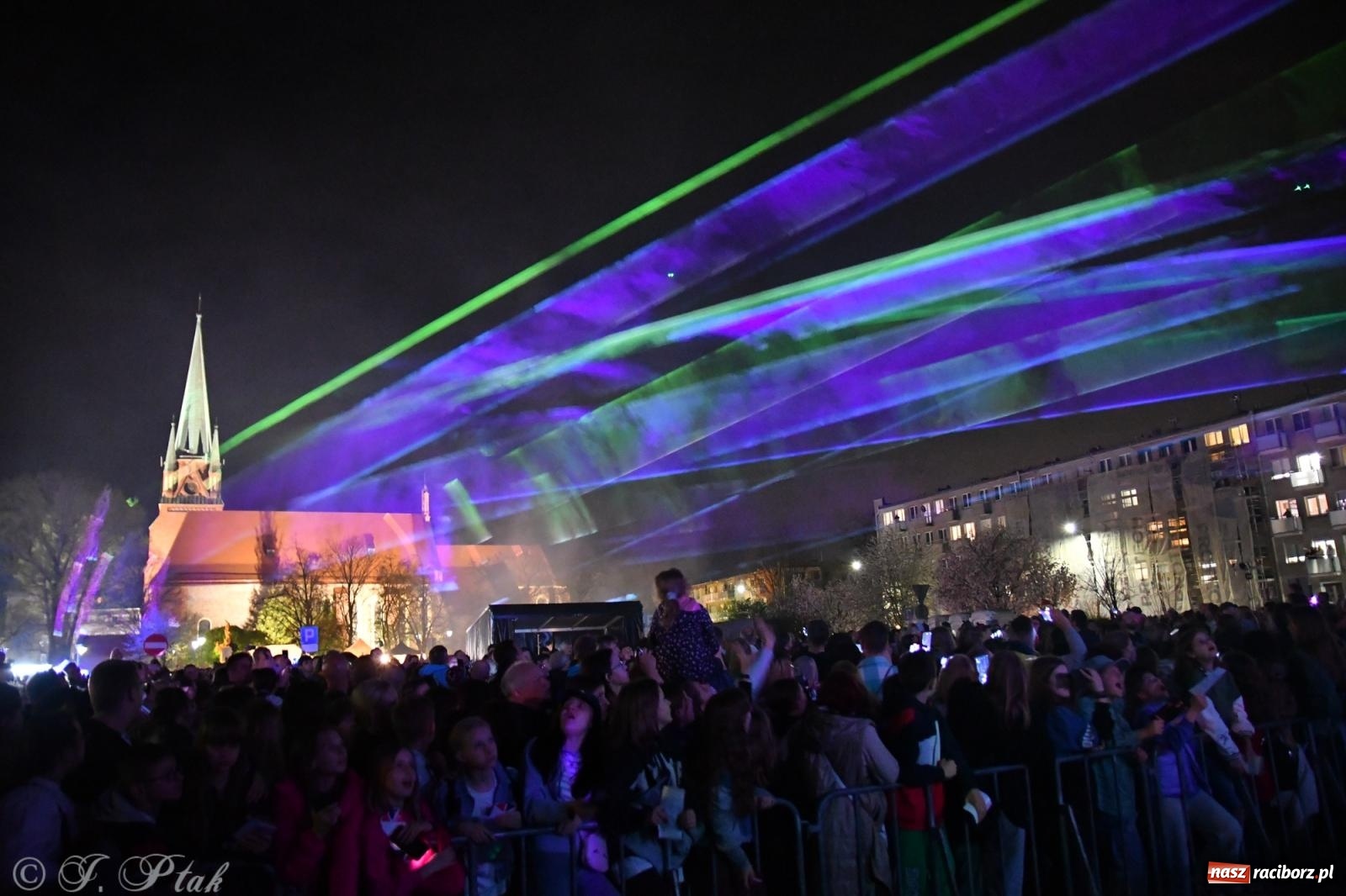 Zdjęcie w galerii na portalu naszraciborz.pl: Piątkowe laserowe show na pl. Długosza wiadomości z regionu