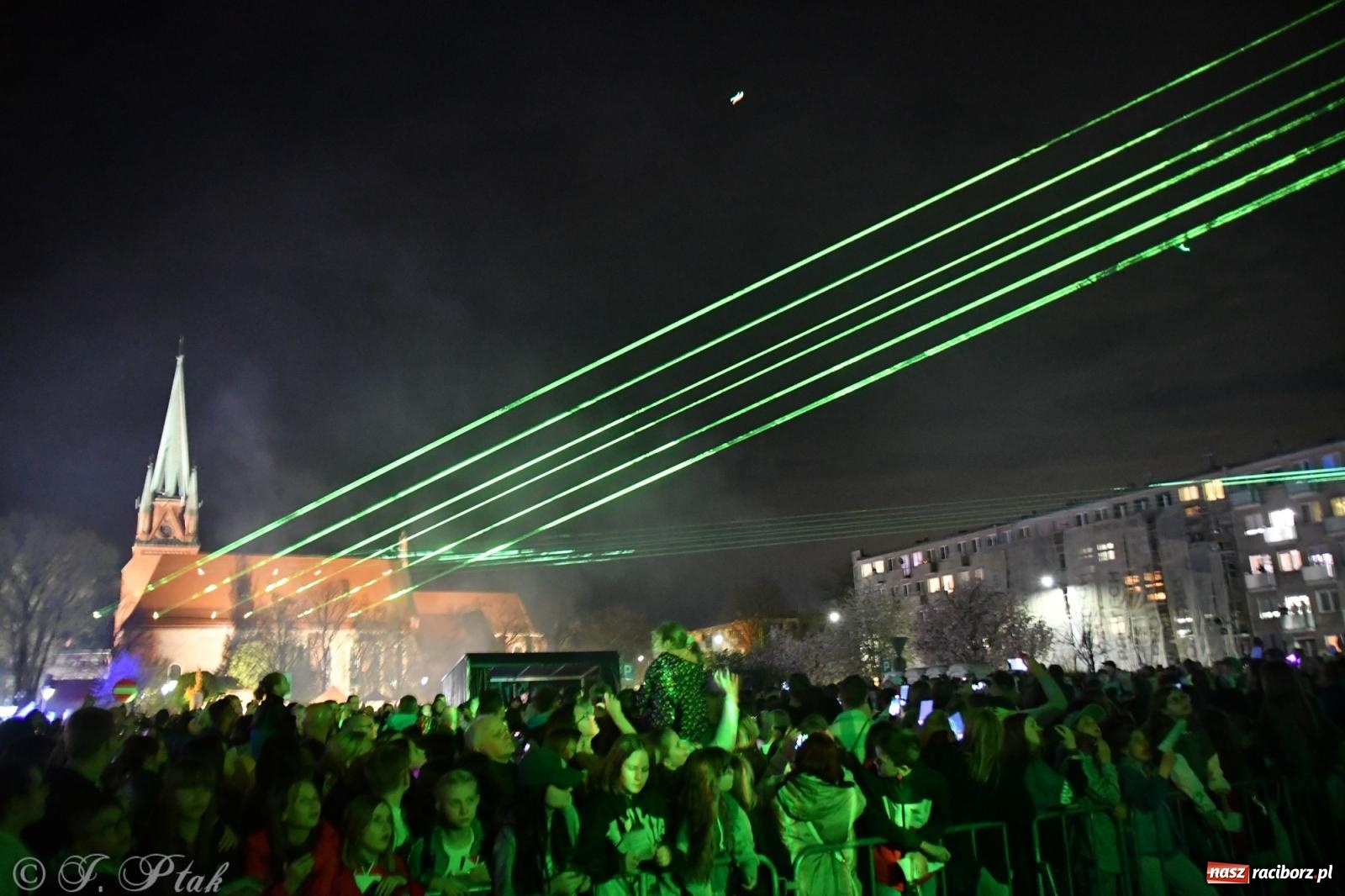 Zdjęcie w galerii na portalu naszraciborz.pl: Piątkowe laserowe show na pl. Długosza wiadomości z regionu