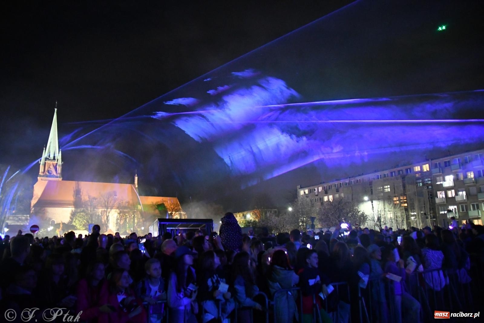 Zdjęcie w galerii na portalu naszraciborz.pl: Piątkowe laserowe show na pl. Długosza wiadomości z regionu