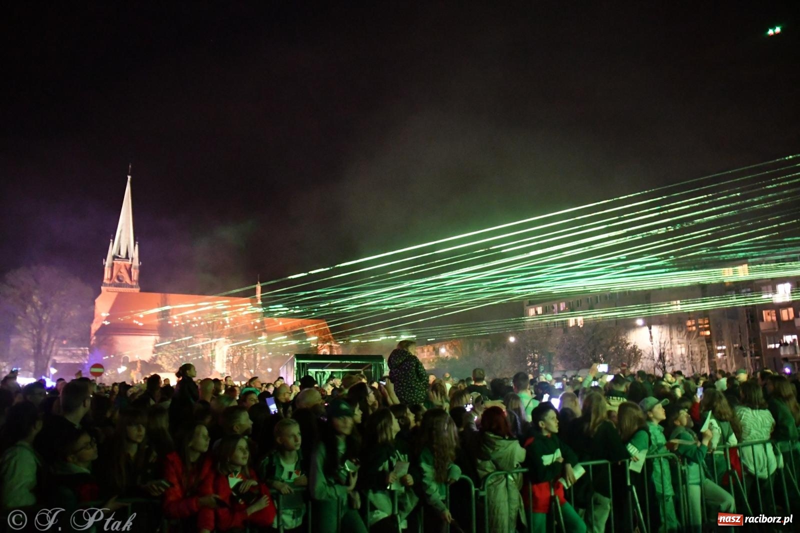 Zdjęcie w galerii na portalu naszraciborz.pl: Piątkowe laserowe show na pl. Długosza wiadomości z regionu