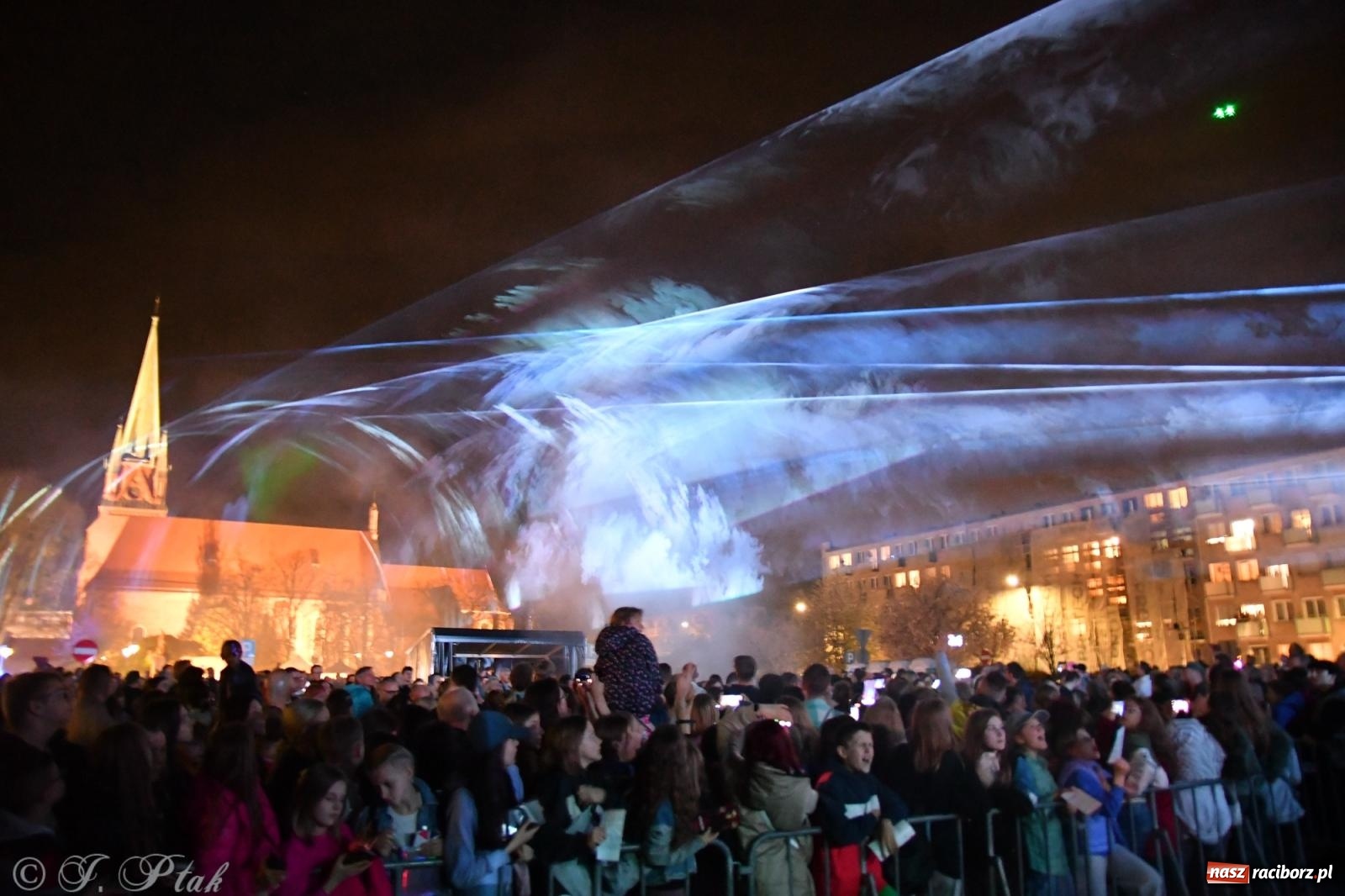 Zdjęcie w galerii na portalu naszraciborz.pl: Piątkowe laserowe show na pl. Długosza wiadomości z regionu