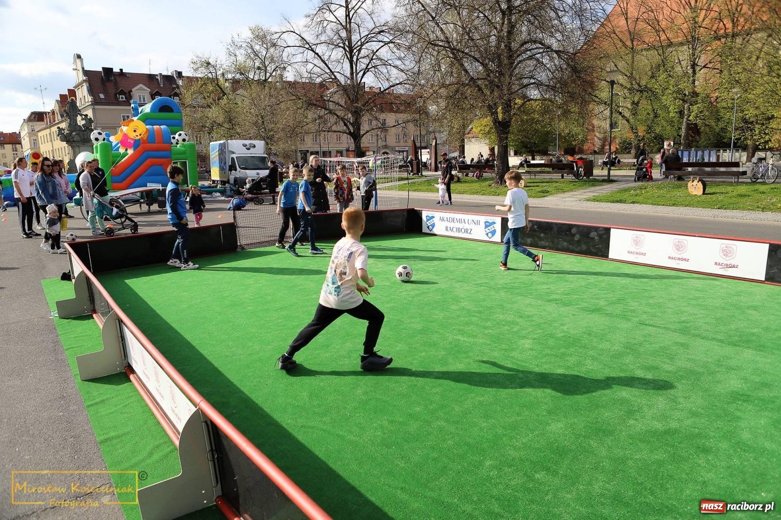 Zdjęcie w galerii na portalu naszraciborz.pl: Sport i sanktuarium natury. Bądź Pro-Zdro na Rynku i pl. Długosza wiadomości z regionu