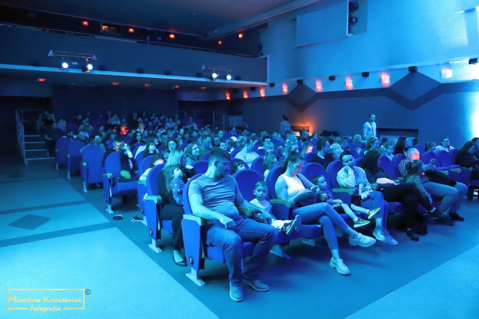 Zdjęcie w galerii na portalu naszraciborz.pl: Smerfowa przygoda na deskach Strzechy wiadomości z regionu