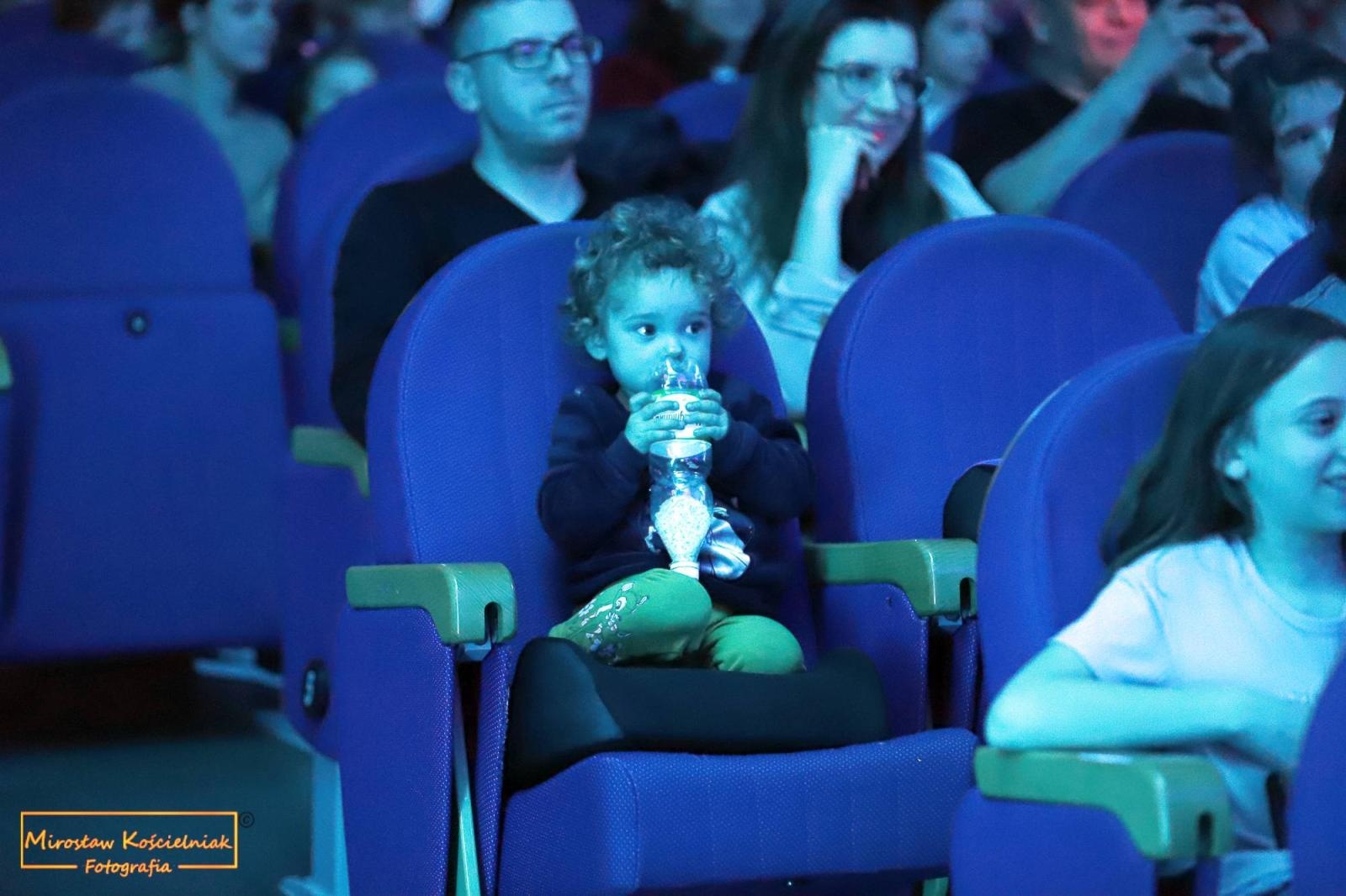 Zdjęcie w galerii na portalu naszraciborz.pl: Smerfowa przygoda na deskach Strzechy wiadomości z regionu