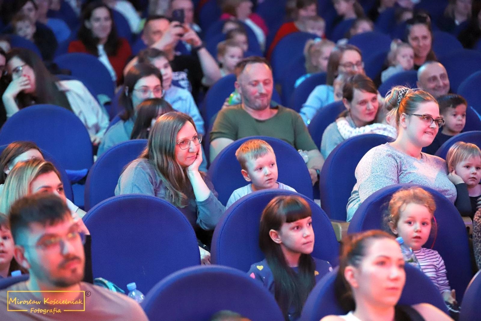Zdjęcie w galerii na portalu naszraciborz.pl: Smerfowa przygoda na deskach Strzechy wiadomości z regionu