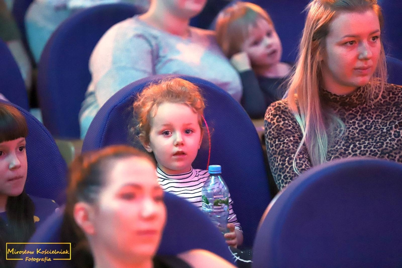 Zdjęcie w galerii na portalu naszraciborz.pl: Smerfowa przygoda na deskach Strzechy wiadomości z regionu