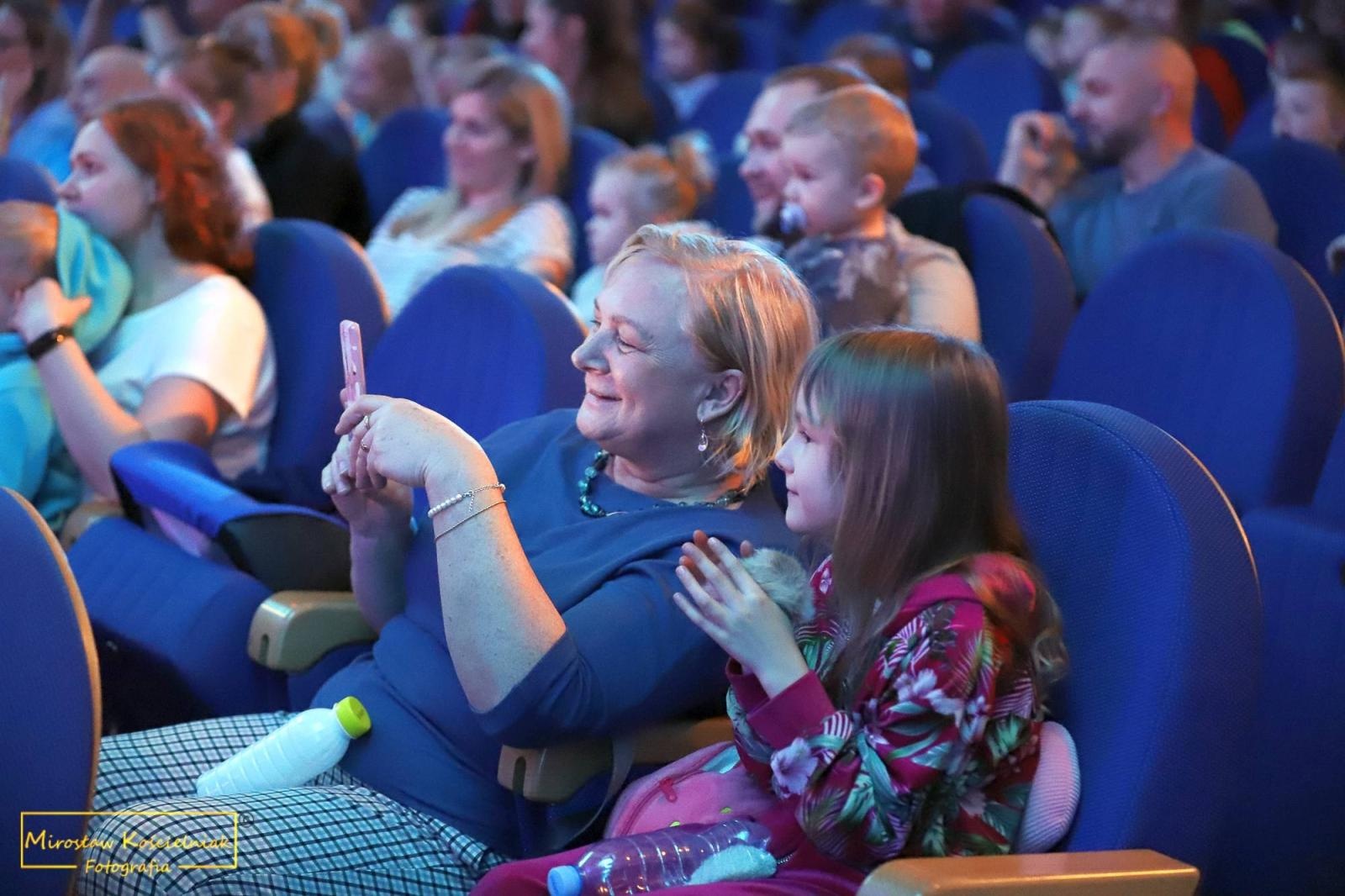 Zdjęcie w galerii na portalu naszraciborz.pl: Smerfowa przygoda na deskach Strzechy wiadomości z regionu