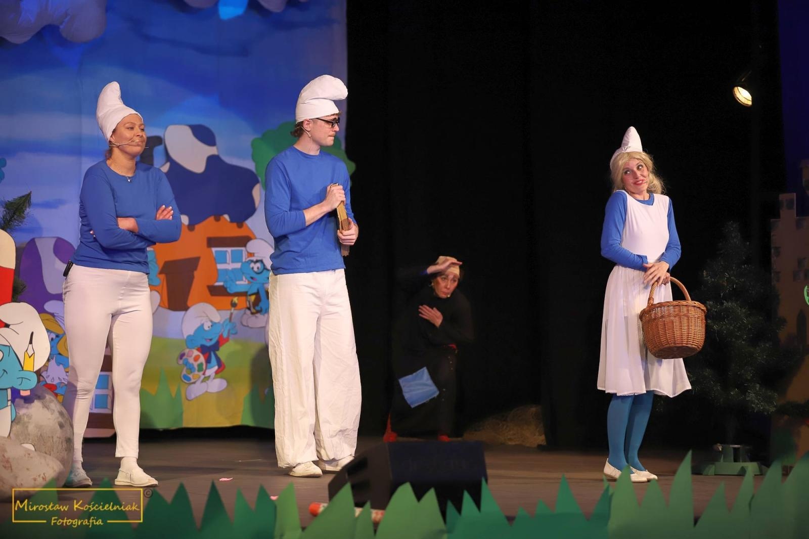 Zdjęcie w galerii na portalu naszraciborz.pl: Smerfowa przygoda na deskach Strzechy wiadomości z regionu