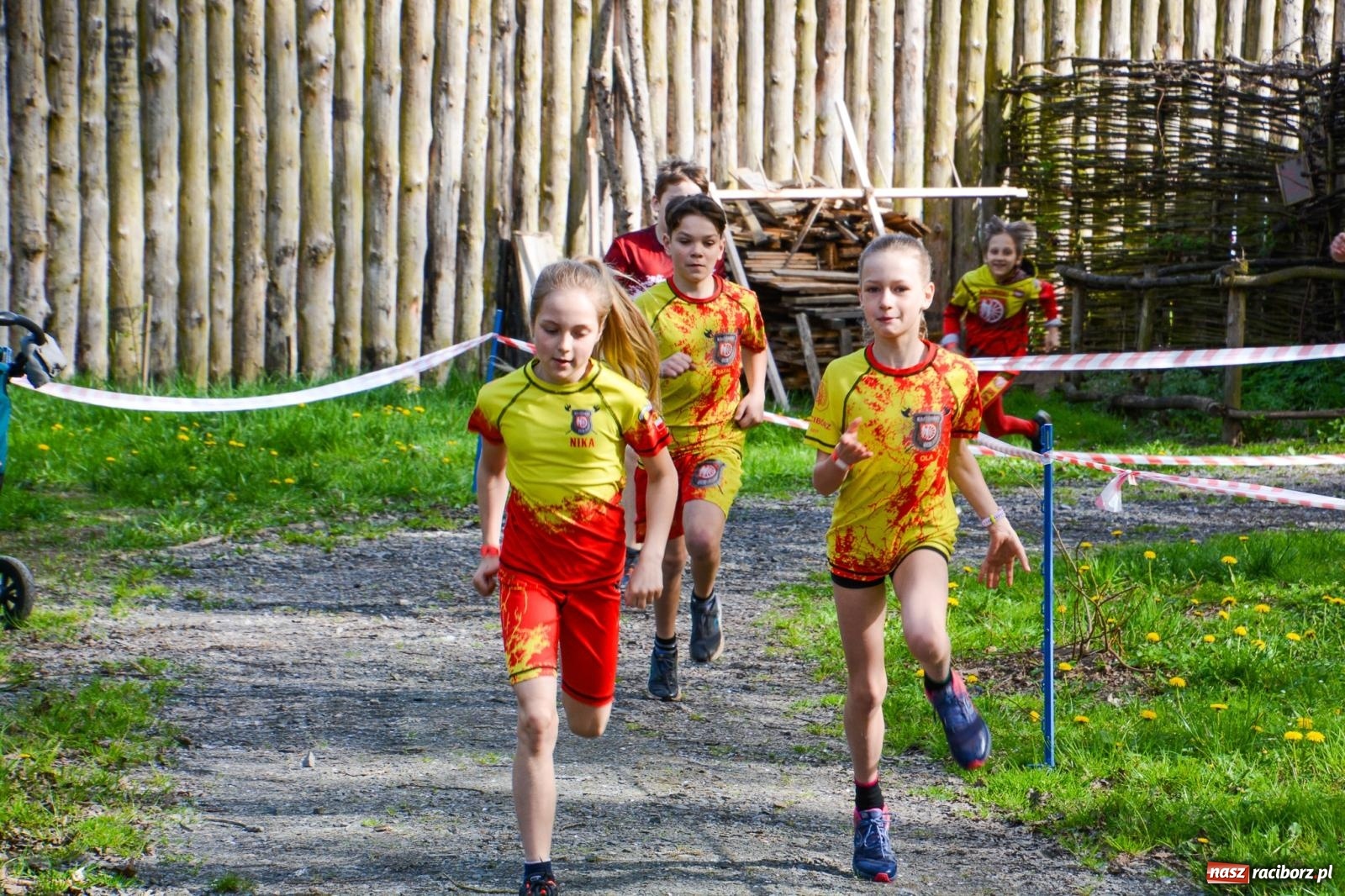 Zdjęcie w galerii na portalu naszraciborz.pl: Furia wojów dla woja Ethana - piknik charytatywny z biegami pod Oborą wiadomości z regionu