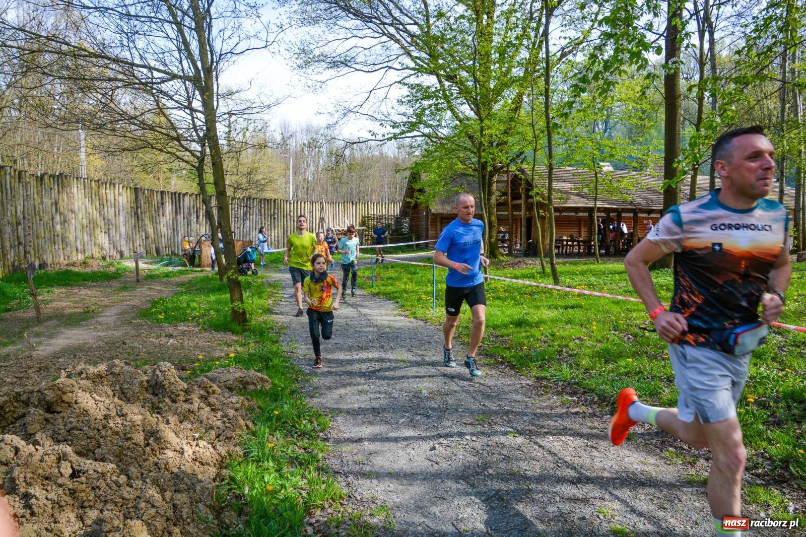 Zdjęcie w galerii na portalu naszraciborz.pl: Furia wojów dla woja Ethana - piknik charytatywny z biegami pod Oborą wiadomości z regionu