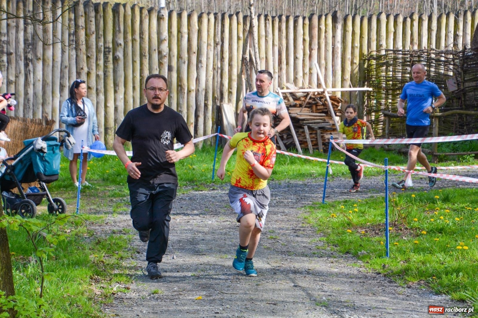Zdjęcie w galerii na portalu naszraciborz.pl: Furia wojów dla woja Ethana - piknik charytatywny z biegami pod Oborą wiadomości z regionu