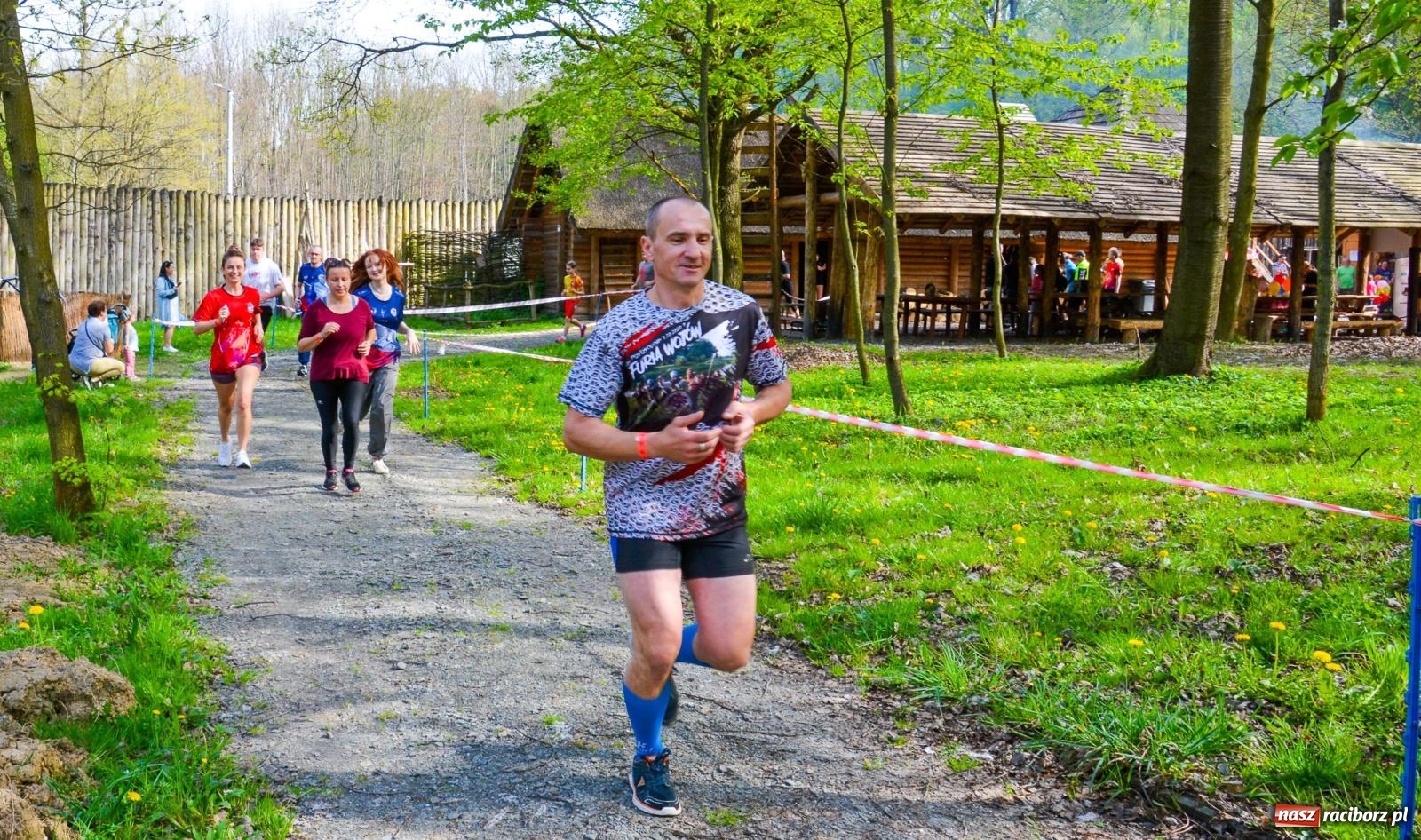 Zdjęcie w galerii na portalu naszraciborz.pl: Furia wojów dla woja Ethana - piknik charytatywny z biegami pod Oborą wiadomości z regionu