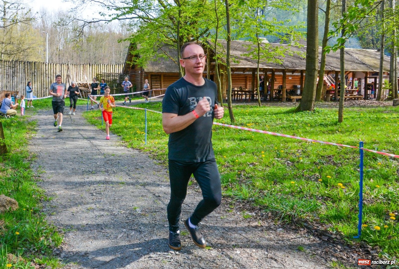 Zdjęcie w galerii na portalu naszraciborz.pl: Furia wojów dla woja Ethana - piknik charytatywny z biegami pod Oborą wiadomości z regionu