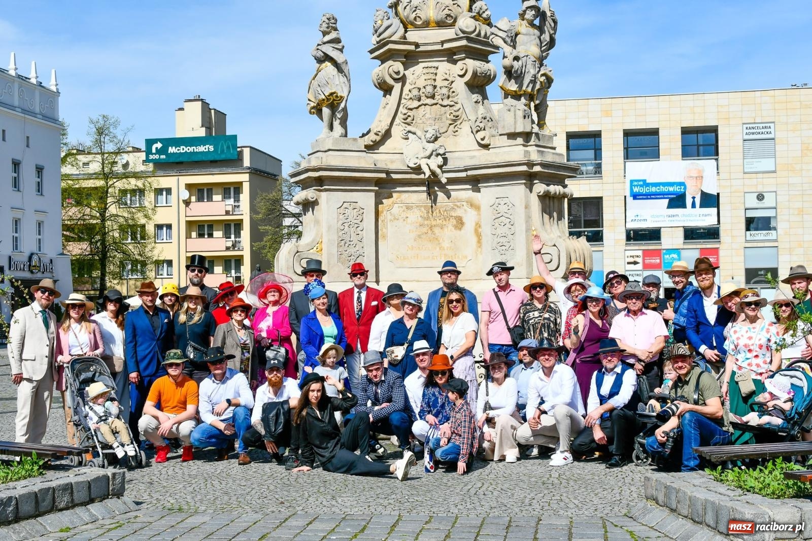 Zdjęcie w galerii na portalu naszraciborz.pl: Barcelona, Buenos Aires, Londyn, Chicago, RACIBÓRZ. Tak było na World Hat Walk w naszym mieści wiadomości z regionu