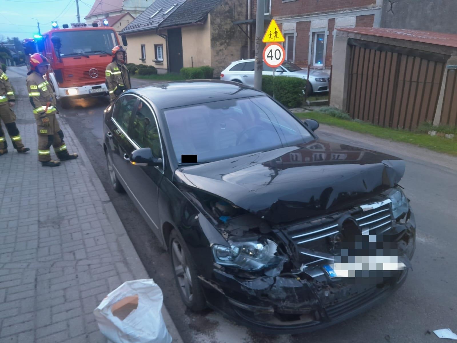 Zdjęcie w galerii na portalu naszraciborz.pl: Passat wjechał w tył opla w Makowie wiadomości z regionu