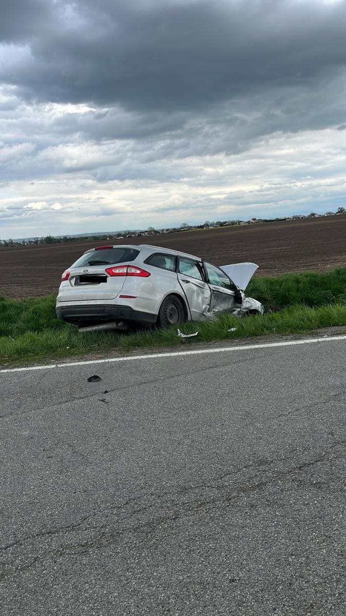 Zdjęcie w galerii na portalu naszraciborz.pl: Kolizja na Wydalu. Sprawca wylądował w rowie [FOTO] wiadomości z regionu