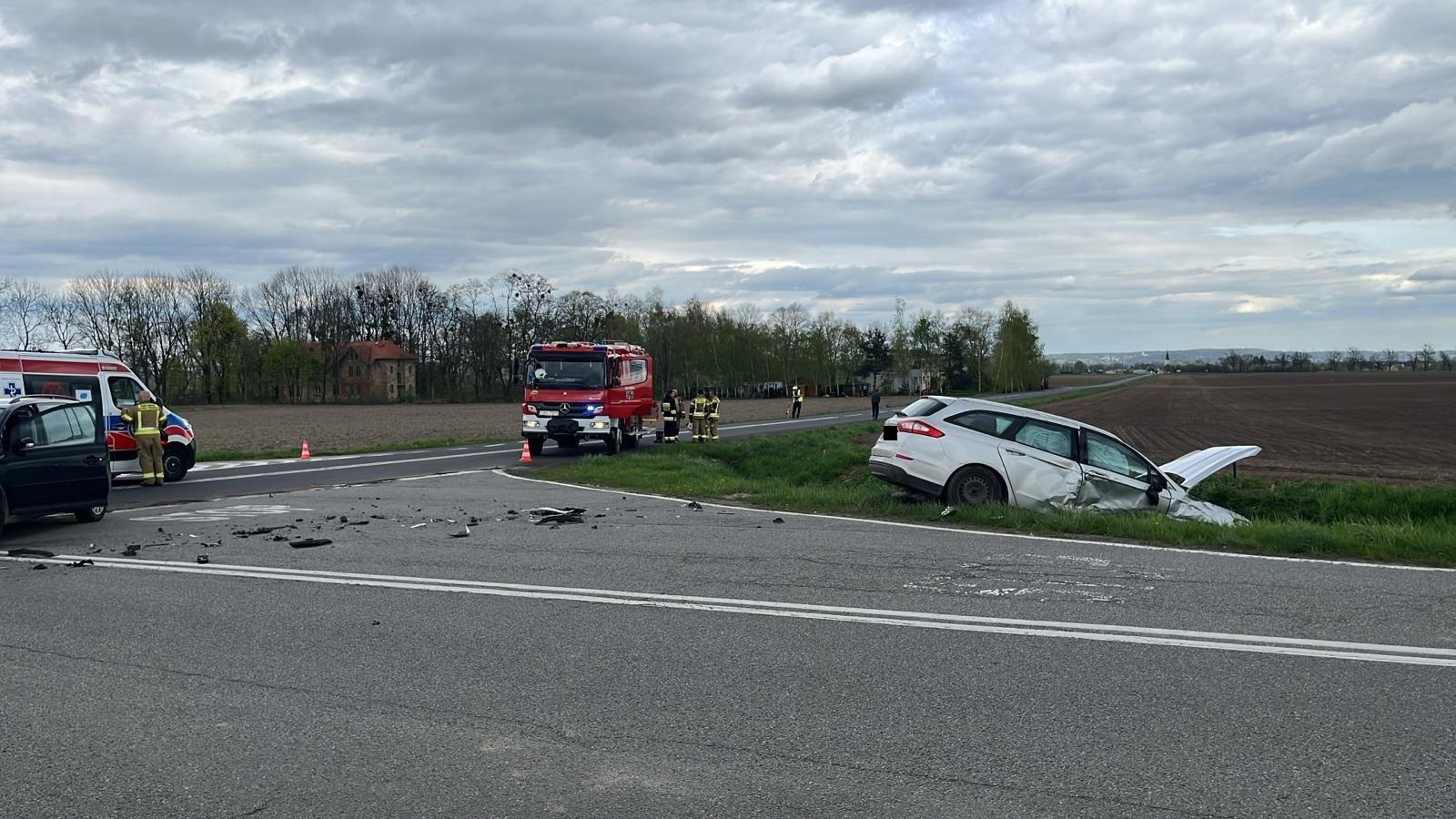 Zdjęcie w galerii na portalu naszraciborz.pl: Kolizja na Wydalu. Sprawca wylądował w rowie [FOTO] wiadomości z regionu