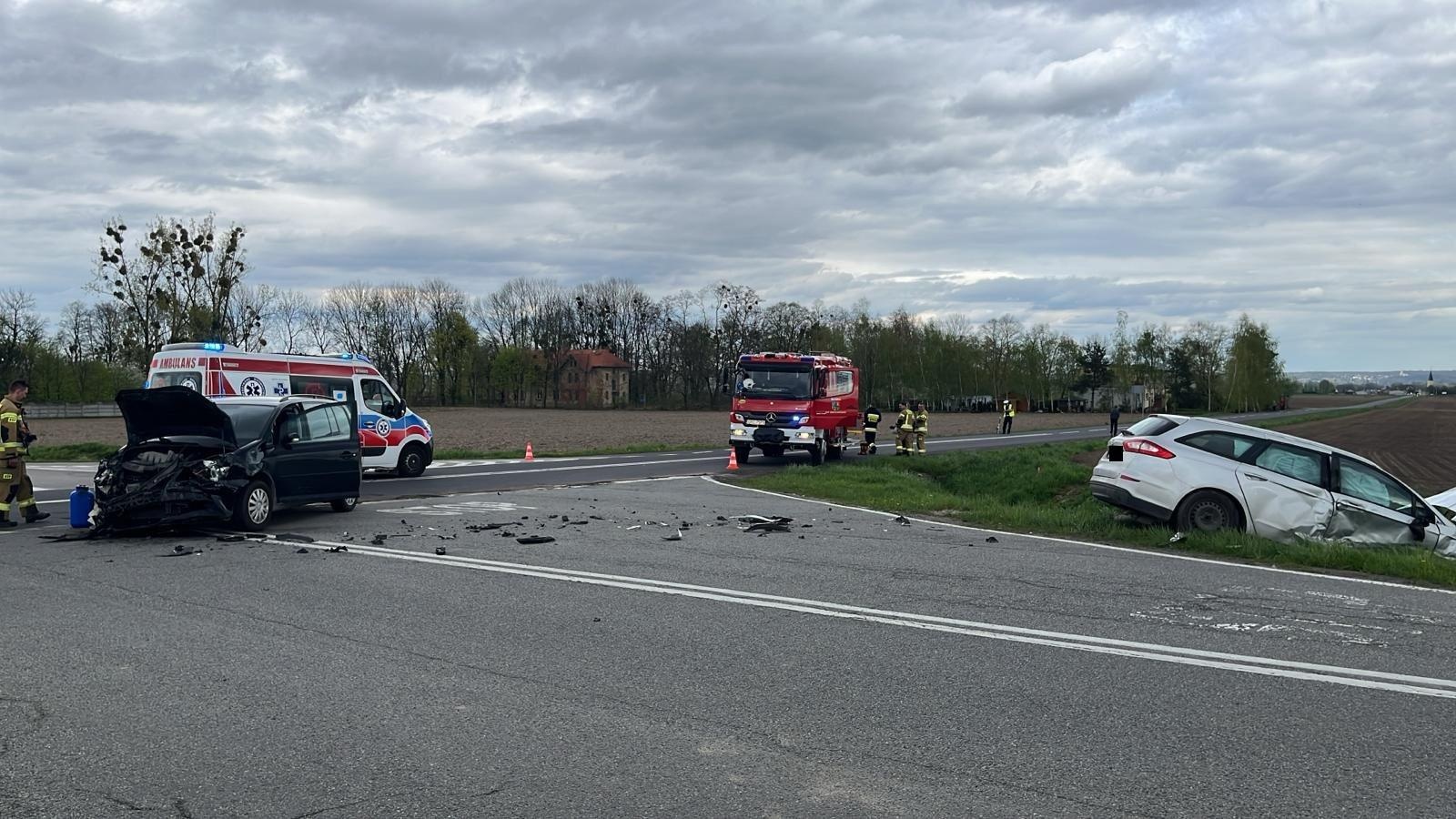 Zdjęcie w galerii na portalu naszraciborz.pl: Kolizja na Wydalu. Sprawca wylądował w rowie [FOTO] wiadomości z regionu
