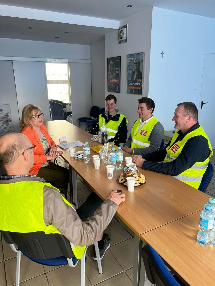 Zdjęcie w galerii na portalu naszraciborz.pl: Protestujący rolnicy przyszli do biura posłanki Lenartowicz wiadomości z regionu