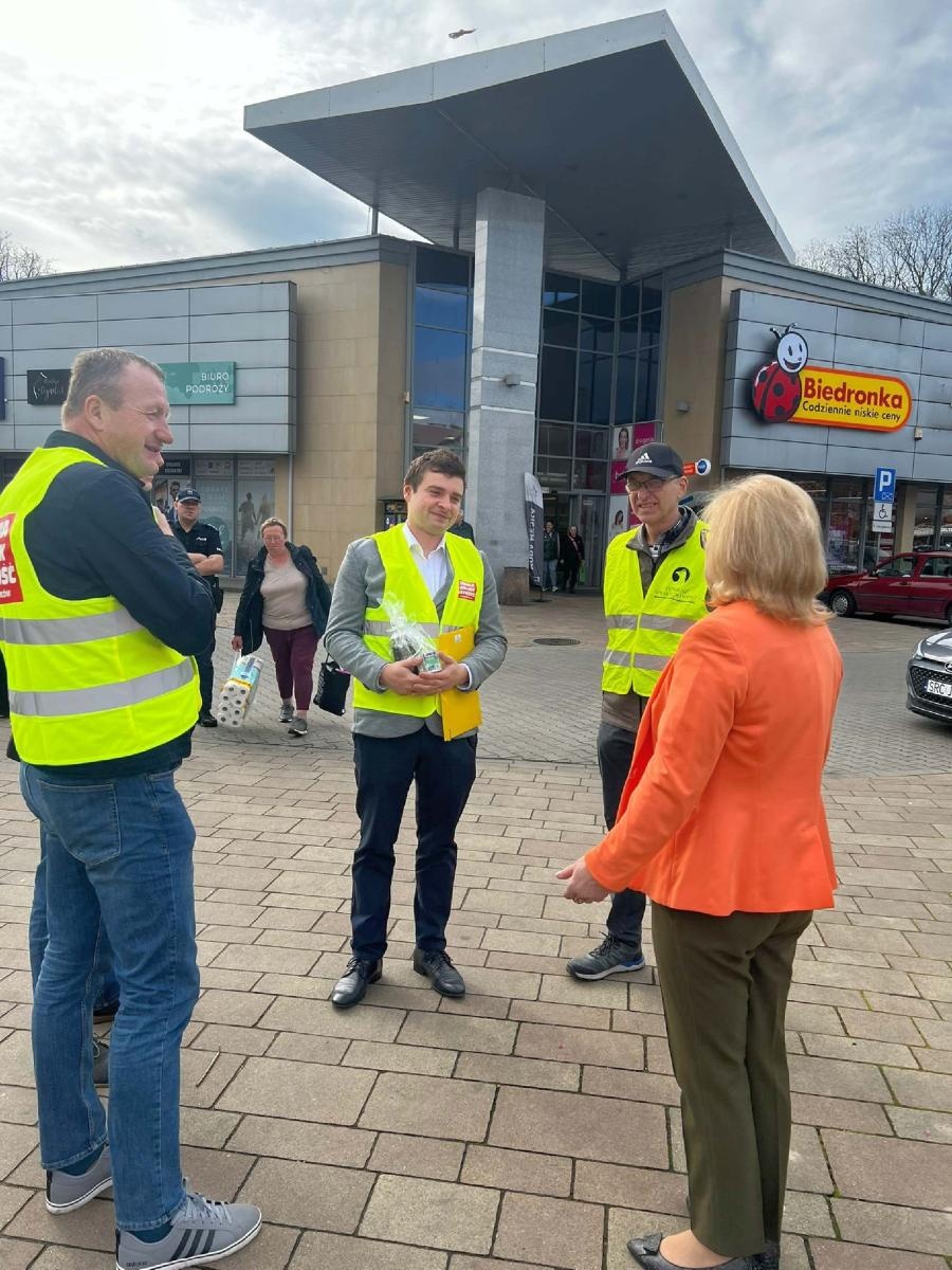 Zdjęcie w galerii na portalu naszraciborz.pl: Protestujący rolnicy przyszli do biura posłanki Lenartowicz wiadomości z regionu