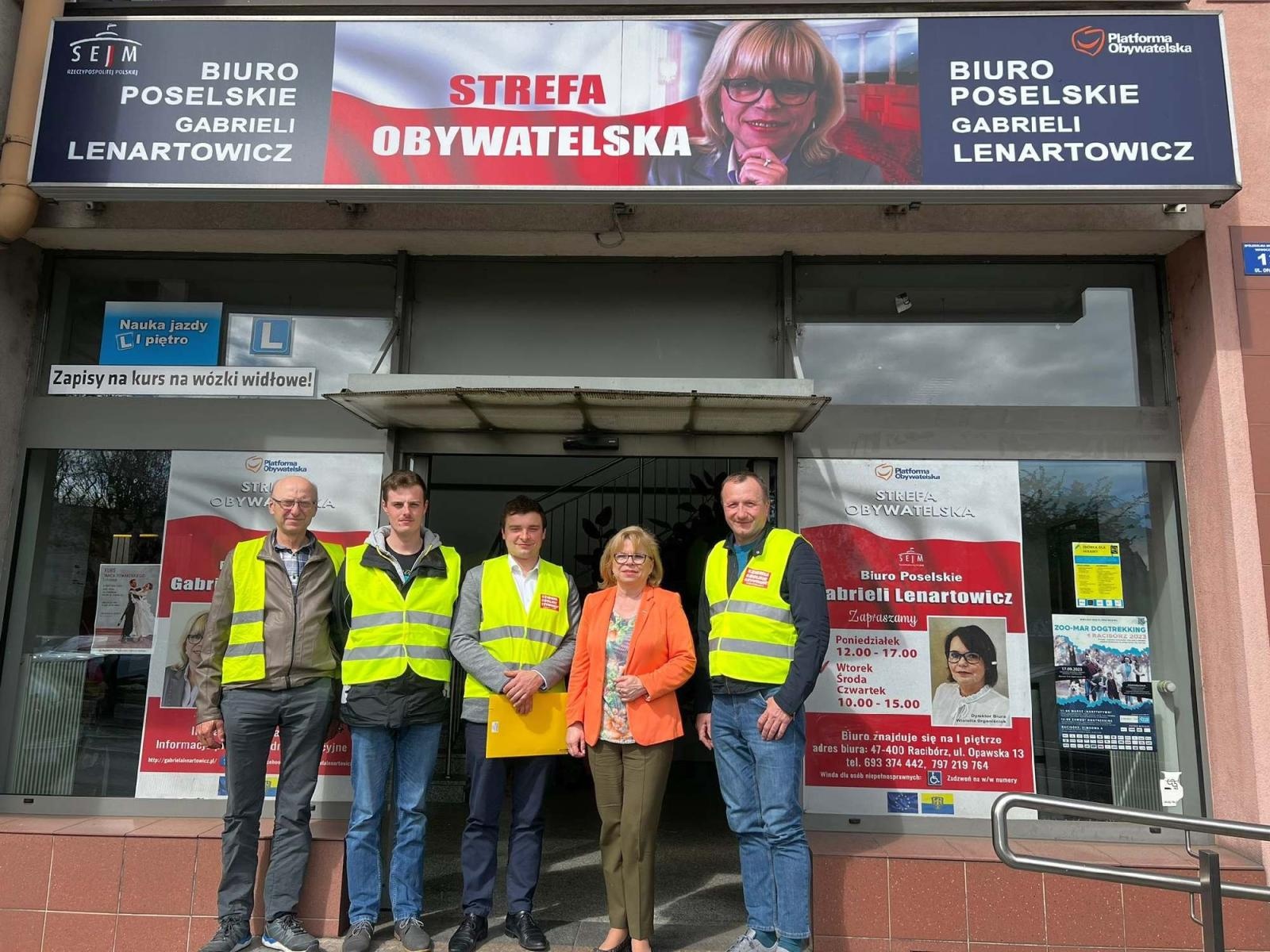 Zdjęcie w galerii na portalu naszraciborz.pl: Protestujący rolnicy przyszli do biura posłanki Lenartowicz wiadomości z regionu