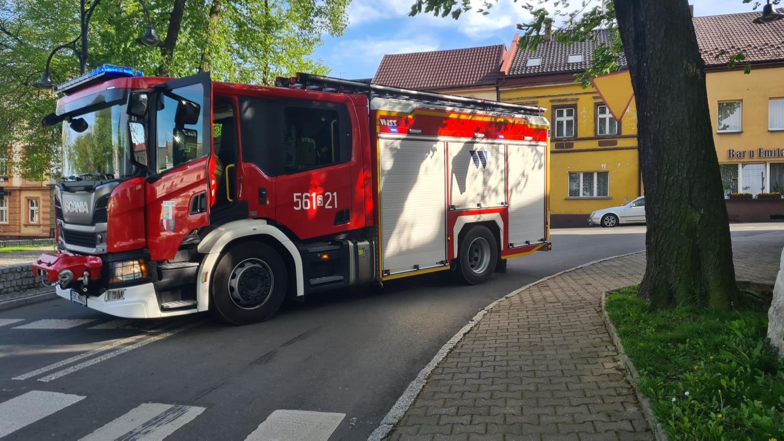 Zdjęcie w galerii na portalu naszraciborz.pl: Audi uderzyło w murek na krzanowickim Rynku [FOTO] wiadomości z regionu