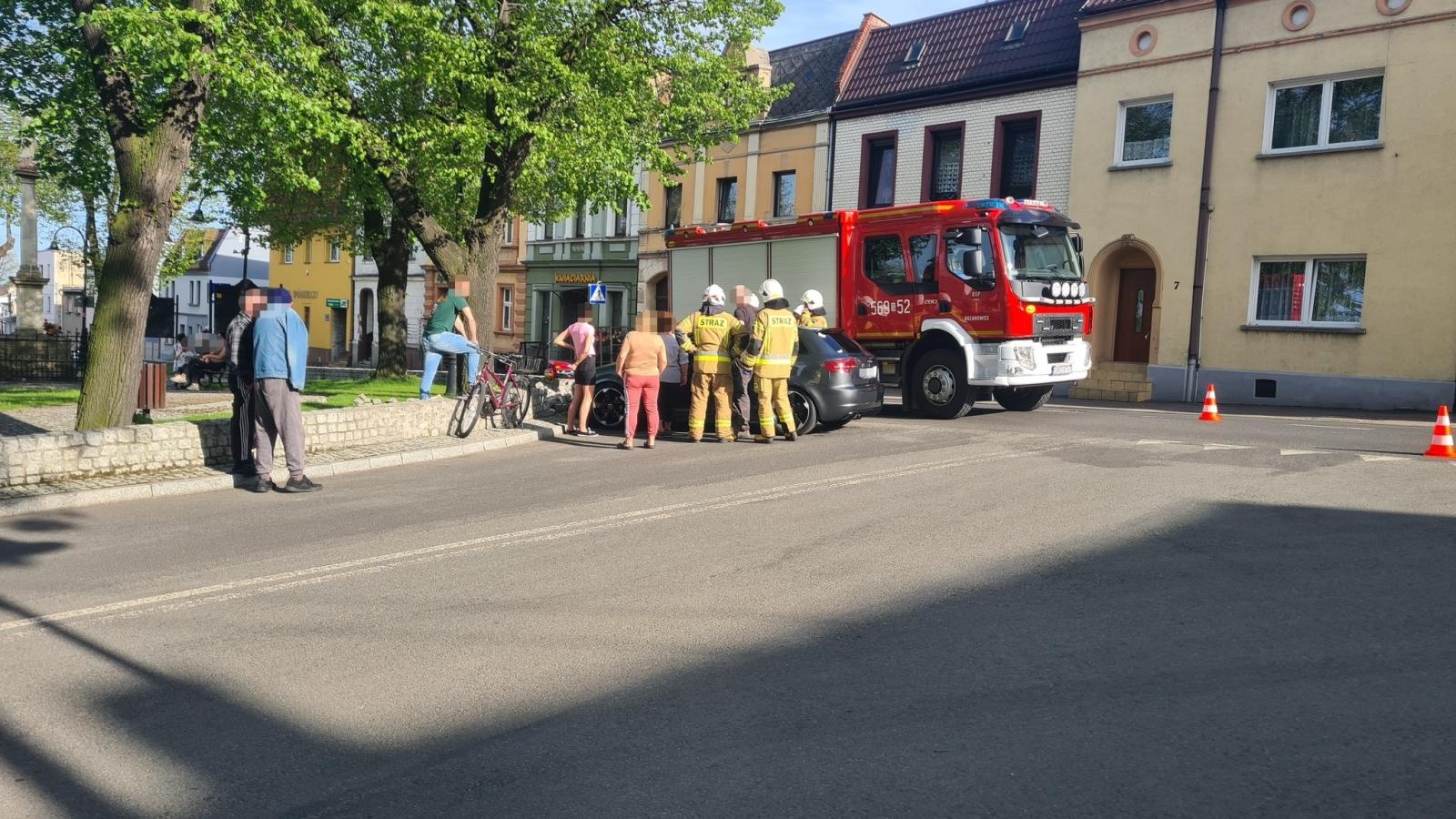 Zdjęcie w galerii na portalu naszraciborz.pl: Audi uderzyło w murek na krzanowickim Rynku [FOTO] wiadomości z regionu