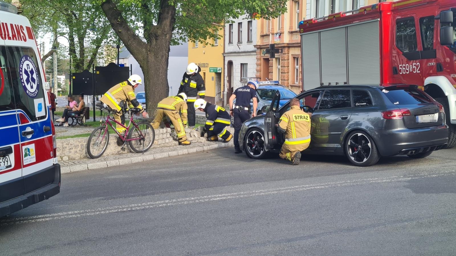 Zdjęcie w galerii na portalu naszraciborz.pl: Audi uderzyło w murek na krzanowickim Rynku [FOTO] wiadomości z regionu