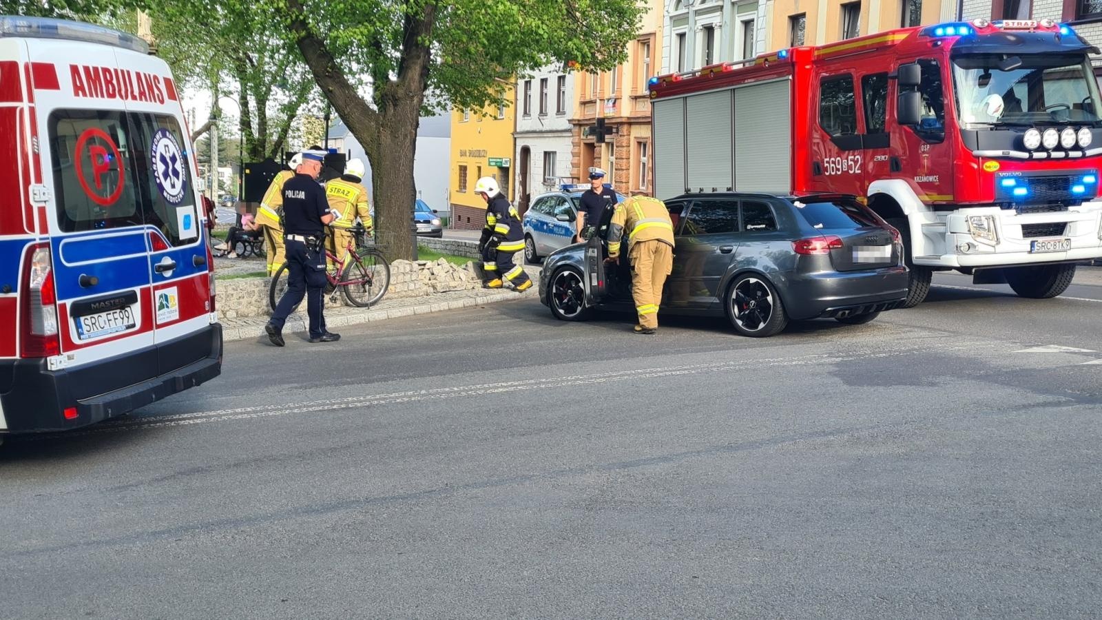 Zdjęcie w galerii na portalu naszraciborz.pl: Audi uderzyło w murek na krzanowickim Rynku [FOTO] wiadomości z regionu