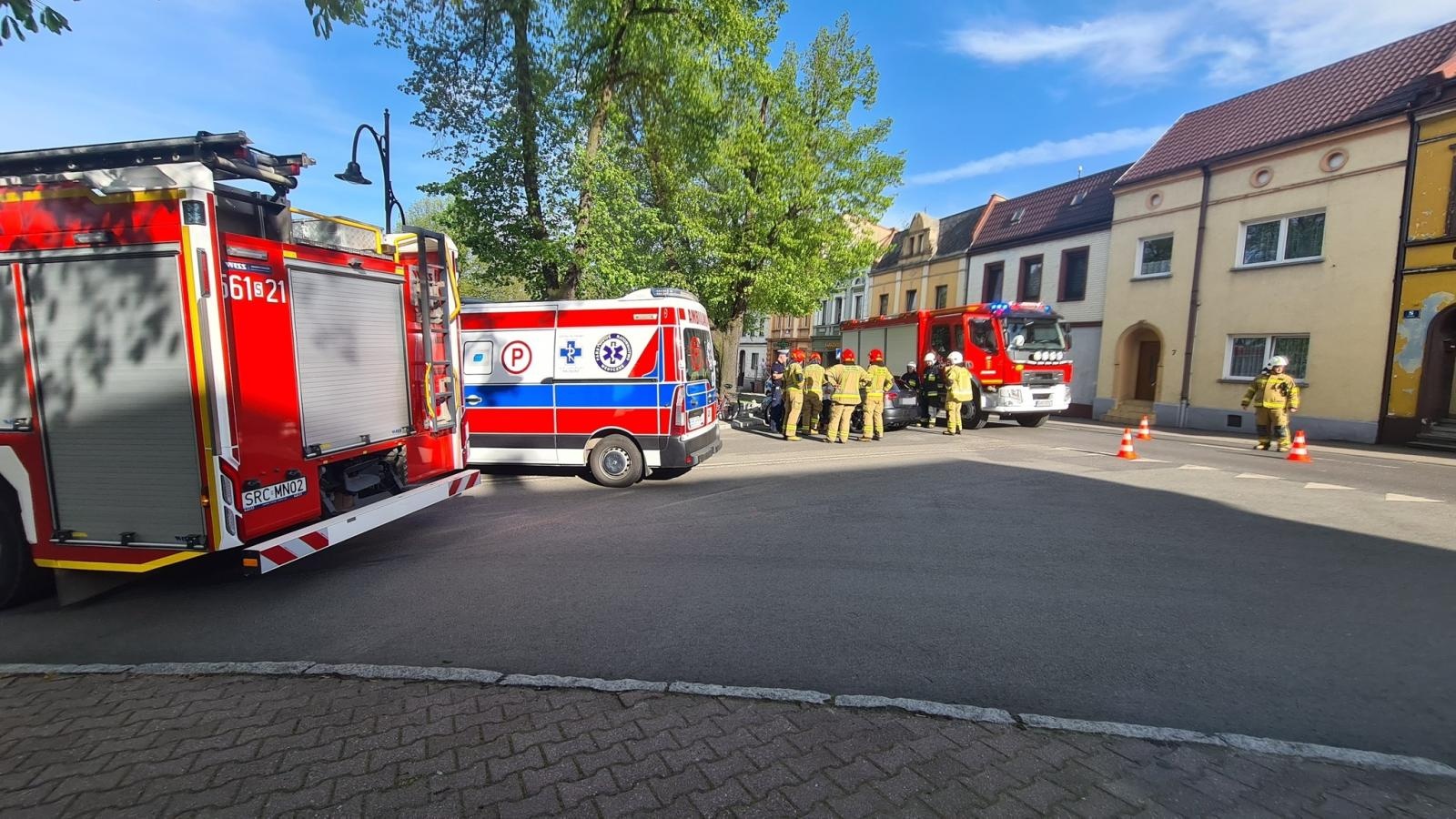 Zdjęcie w galerii na portalu naszraciborz.pl: Audi uderzyło w murek na krzanowickim Rynku [FOTO] wiadomości z regionu