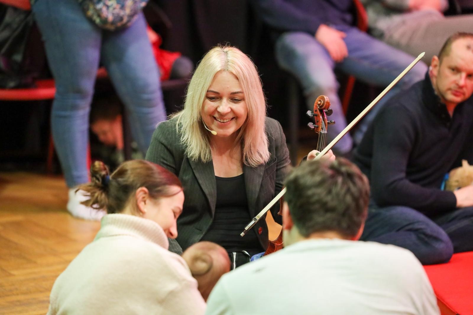 Zdjęcie w galerii na portalu naszraciborz.pl: Bohaterką kwietniowego koncertu Maluchy w krainie dźwięku będzie prześliczna wiolonczela wiadomości z regionu