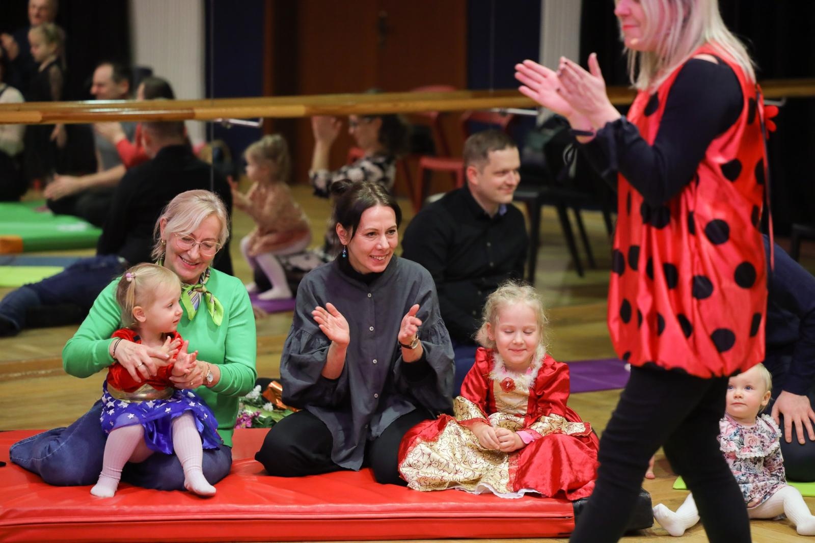 Zdjęcie w galerii na portalu naszraciborz.pl: Bohaterką kwietniowego koncertu Maluchy w krainie dźwięku będzie prześliczna wiolonczela wiadomości z regionu