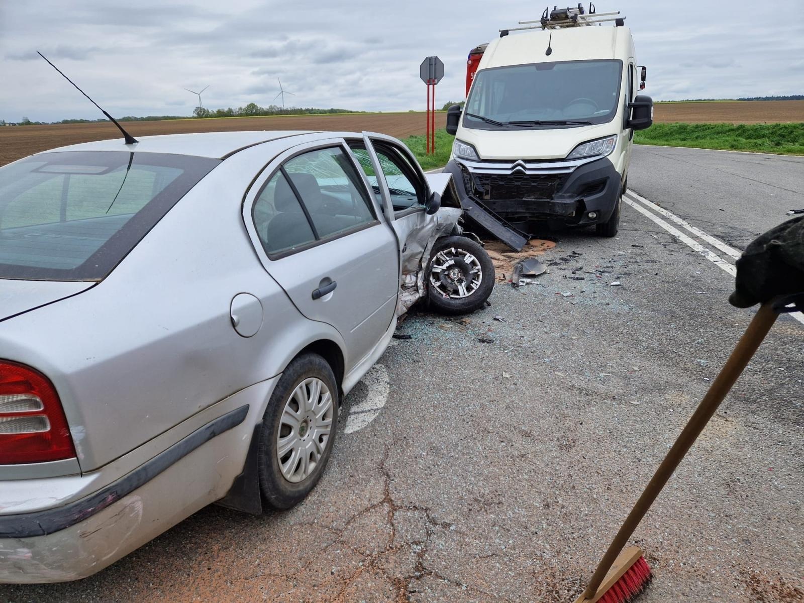 Zdjęcie w galerii na portalu naszraciborz.pl: Trzech Czechów zderzyło się na Wydalu [FOTO] wiadomości z regionu