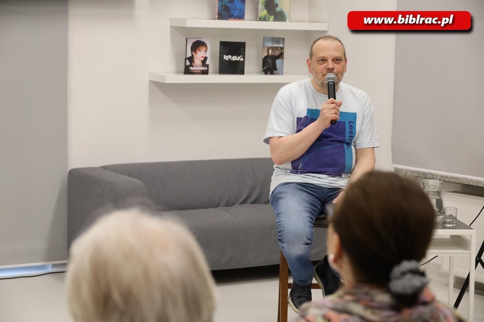 Zdjęcie w galerii na portalu naszraciborz.pl: Beats of freedom, czyli rockolekcje Leszka Gnoińskiego w bibliotece wiadomości z regionu