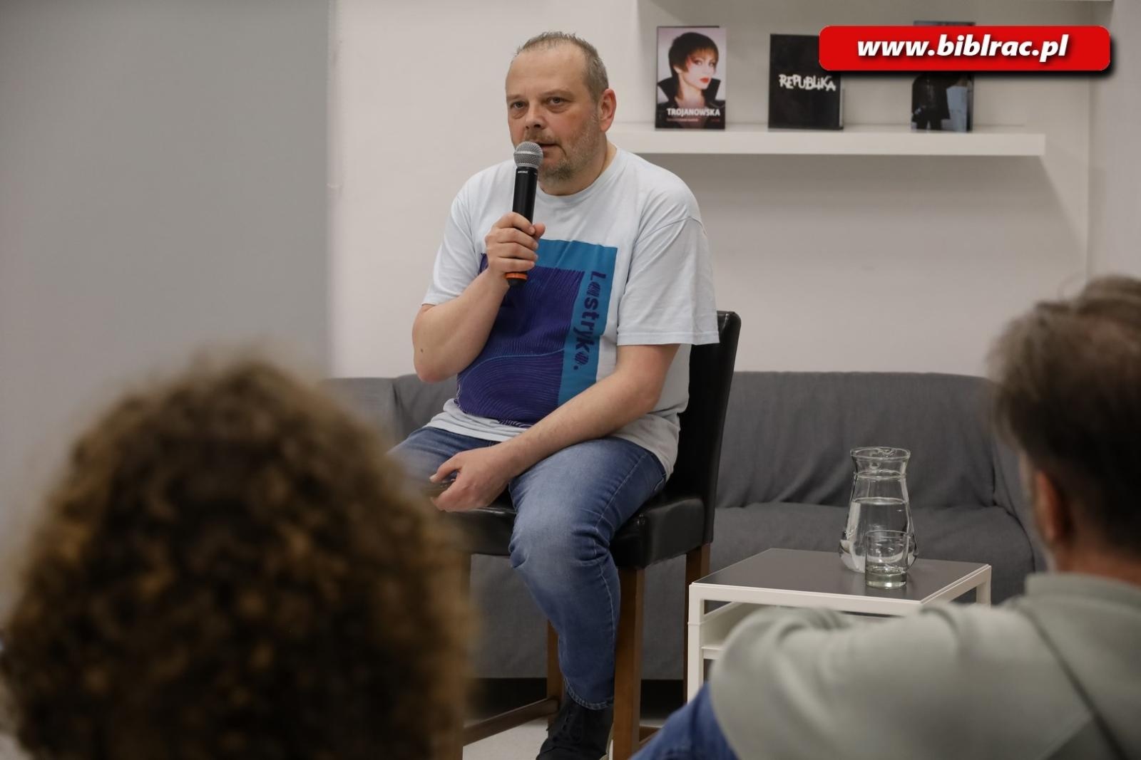 Zdjęcie w galerii na portalu naszraciborz.pl: Beats of freedom, czyli rockolekcje Leszka Gnoińskiego w bibliotece wiadomości z regionu
