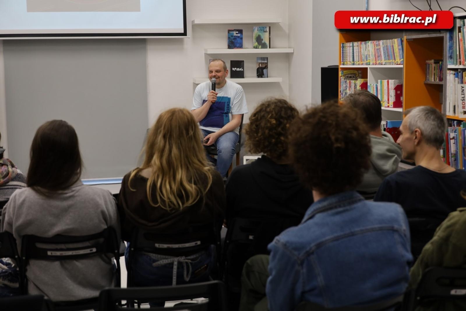 Zdjęcie w galerii na portalu naszraciborz.pl: Beats of freedom, czyli rockolekcje Leszka Gnoińskiego w bibliotece wiadomości z regionu