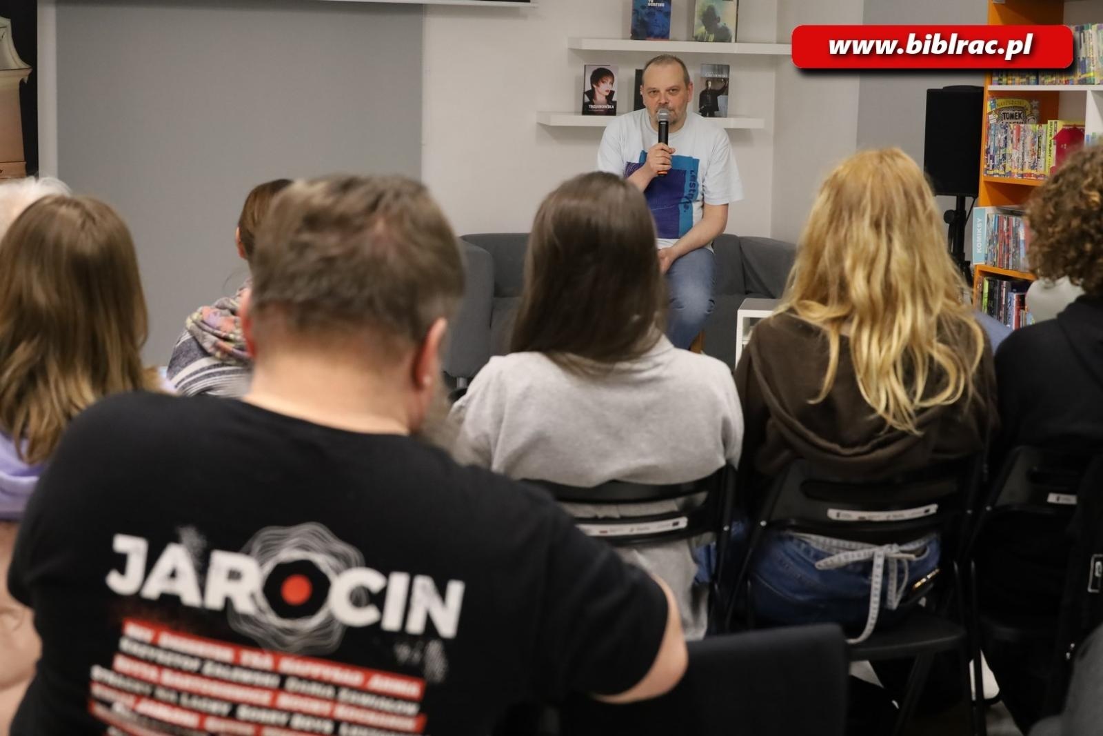 Zdjęcie w galerii na portalu naszraciborz.pl: Beats of freedom, czyli rockolekcje Leszka Gnoińskiego w bibliotece wiadomości z regionu