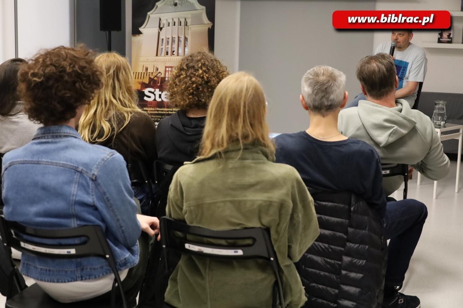 Zdjęcie w galerii na portalu naszraciborz.pl: Beats of freedom, czyli rockolekcje Leszka Gnoińskiego w bibliotece wiadomości z regionu