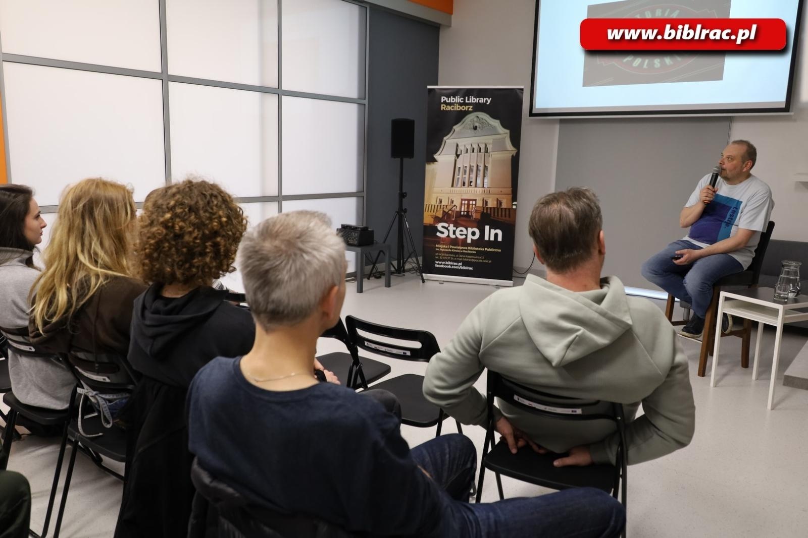 Zdjęcie w galerii na portalu naszraciborz.pl: Beats of freedom, czyli rockolekcje Leszka Gnoińskiego w bibliotece wiadomości z regionu